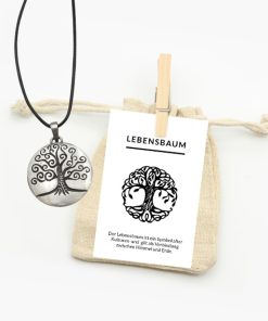 Anhänger Lebensbaum geschwungen Gravur aus Zinn einfach mit Lederband im Jutebeutel