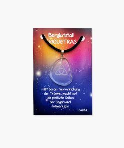 Bergkristall Energie Amulett mit Triquetras Gravur auf kleiner Karte