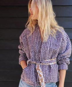 gesteppte Jacke mit violettem Arrow-Druck