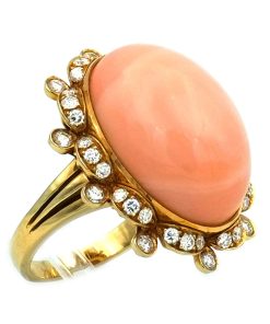 Korallen Ring mit feinster Engelshaut Koralle und 1.2 ct Diamanten in 18K Gold
